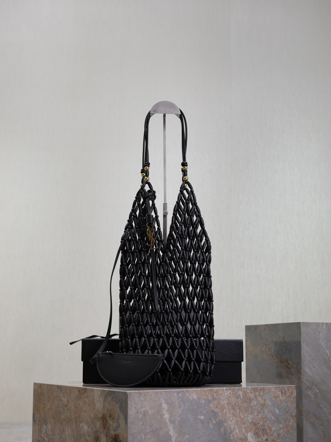 NO:772590,Bucket Sule bag hand-woven bag This niche and unique bag is a wooden bead woven bag, connected in series with exquisite craftsmanship, and the classic metal logo shines on it, intertwining retro and luxury!  All create a unique style for you and interpret an unparalleled fashion attitude!  Model 821911 size 14×43×14cm, saint laurent, saint laurent19860909Bucket Sule bag手工编织袋 这只小众又独特的包袋,木珠编织包,经精湛工艺串联,经典金属logo,闪耀其上,复古与奢华交织！皆为你打造独特风格,诠释无与伦比的时尚态度！ 型号821911 尺寸14×43×14cm,圣罗兰,saint laurent,Bag