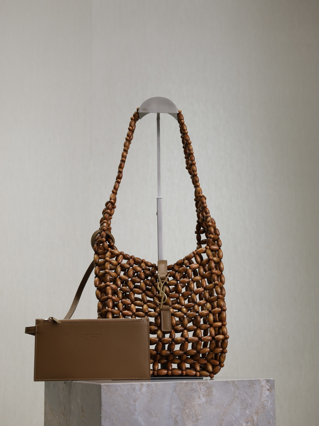 NO:772618,LE 5A7 handmade woven bag This wooden woven bag is simply a summer treasure!  The design is simple and elegant, the handle has exquisite weaving technology and is very textured. The iconic metal logo hook buckle is embellished on it, which coexists a sense of luxury and fashion!  Paired with a long skirt/white T/shorts, you can easily create a lazy and fashionable summer style ~ Model 713938 Size 23×22×8.5cm, saint laurent, saint laurent, skirts, shorts19860909LE 5A7手工编织袋 这款木质编织包简直就是夏日宝藏！设计简约大方,手柄的编织工艺精致,很有质感.标志性的金属logo钩扣点缀其中,奢华感与时尚感并存！ 搭配长裙/白T/短裤,都能轻松营造出慵懒又时髦的夏日风情～ 型号713938 尺寸23×22×8.5cm,圣罗兰,saint laurent,skirts,shorts,Bag