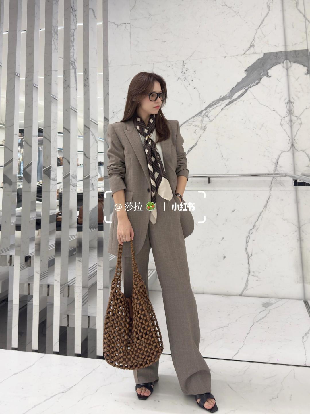 NO:773196,Paired with a long skirt, it is a forest-style literary style. Paired with denim, it instantly turns into a retro sweetheart. Mixing and matching suits can also create a lazy sense of sophistication, saint laurent, saint laurent, skirts, business suit19860909配长裙是森系文艺 配牛仔秒变复古甜心 混搭西装也能撞出慵懒的精致感,圣罗兰,saint laurent,skirts,business suit,Bag
