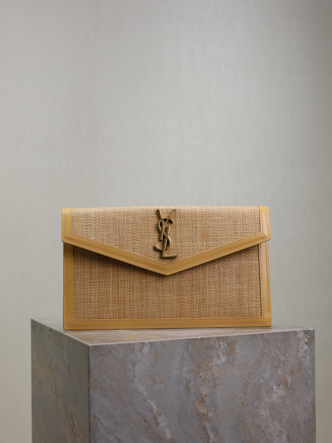 NO:772779,Uptown_New clutch bag The most classic iconic metal logo, Italian imported cowhide, simple yet high-end, can be worn with casual style or ladylike style or suit, just grab it when you go out~ Model 565739-1 Size 27×16×2, saint laurent, saint laurent, handbag, business suit, cowhide19860909Uptown_新品手拿包 最经典的标志性金属logo,意大利进口牛皮,简约又不失高端,搭配休闲风or淑女风或者西装都能hold得住,出门随手一拿就ok啦～ 型号565739-1 尺寸27×16×2,圣罗兰,saint laurent,handbag,business suit,cowhide,Bag