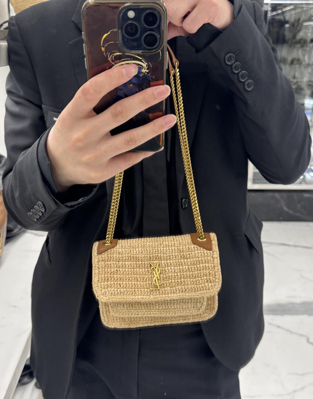NO:386465,Rafia mini niki is so cute!  Straw-woven bags instantly fill the holiday atmosphere, Saint Laurent, saint laurent, espadrilles19860909拉菲草编mini niki 太可爱啦！ 草编小包瞬间拉满度假风氛围感,圣罗兰,saint laurent,espadrilles,Bag