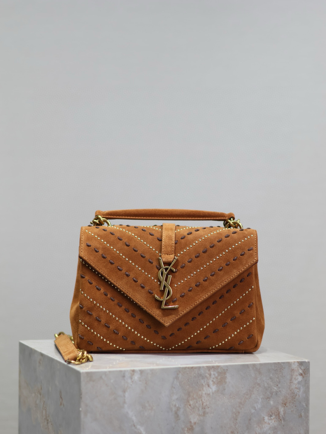 NO:386501,Caramel rivet rope craft matte style_24cm #Monogram college# Ten thousand-year postman bag, hot and hot 24Cm, street photography artifact, the first choice for many celebrity Hollywood goddesses, looks good no matter how you match it, feels free of incongruous when you match it, looks casual and handsome when you match it, looks elegant and luxurious when you match it with formal clothes, and a bag that you can carry on any occasion!  !  This year's it bag is yours!  Model 392737 Size 24x17x6cm, Saint Laurent, saint laurent19860909焦糖铆钉穿绳工艺磨砂款_24cm #Monogram college# 万年款邮差包,火辣辣的劲爆款24Cm,街拍神器,众多明星好莱坞女神的首选款式,怎么搭都好看、怎么搭都毫无违和感、搭配休闲着装显得随性帅气、搭配正装尽显高雅华贵、一款什么场合都能背的包！！今年的it bag非你莫！ 型号392737 尺寸24x17x6cm,圣罗兰,saint laurent,Bag