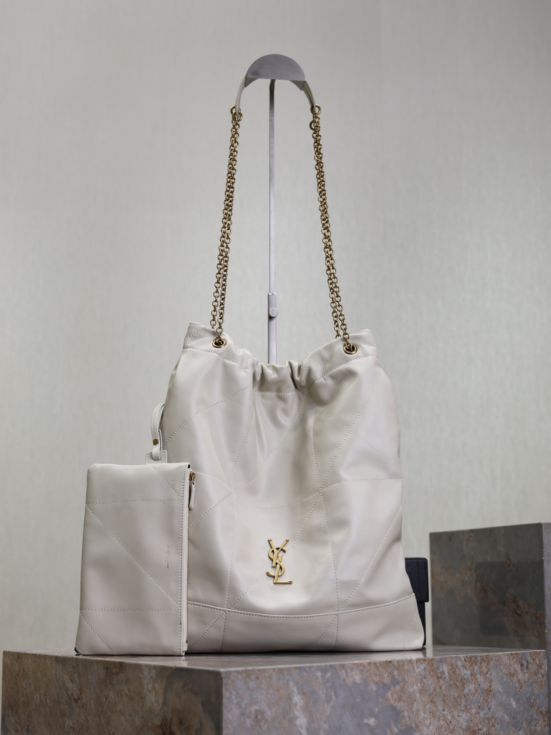 NO:386531,OCHON·Large garbage bag, a new and new style of 'trash bag' that can be carried, the bag uses imported lambskin from Italy, with ultra-high craftsmanship quilting, front logo hardware with chain tie mouth, sweet and cool large capacity bucket bag, fashionable and inexpensive, very little woman, free and high-end feel, hot girl-like atmosphere is directly full, fashion sense is a very dramatic item, a very high-quality and beautiful bag, N many backing methods to carry or hold, underarm back, and cross-back model number 828390 Size 34×41×5cm, Saint Laurent, saint laurent, sheepskin19860909OCHON·大号垃圾袋 超好看可以背的“垃圾袋”全新新款包型,包包采用意大利进口小羊皮,超高工艺的对格绗缝,正面logo五金搭配链条束口 甜酷大容量水桶包 时髦不贵 十分小女人 随心所欲的高级感 辣妹感氛围直接拉满 时尚度来看是一个极具drama力的单品,功能性超高又很好看的包款 N多种背法手提或手拿,腋下背,斜背都 款号828390 尺寸34×41×5cm,圣罗兰,saint laurent,sheepskin,Bag