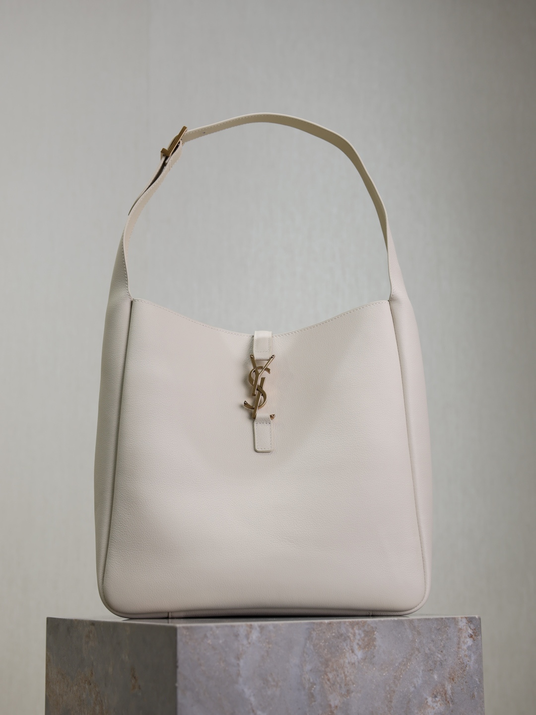 NO:387093,White ·【Original Leather】 (excluding packaging) LE 5A7_Large Smooth Leather Soft Handbag Large, the same Hobo in Korean celebrities!! This year, the underarm bag that was so popular that it was too late, but it was here!  !  The outline of the bag is simple and three-dimensional, and it looks hard but not too sharp. Paired with the brand's iconic plug-in buckle, the overall style gives people a unique temperament that is both classic and elegant, and fashionable and modern. Size 30x31x13cm Model 753837, Saint Laurent, saint laurent19860909白色·【原厂皮】（不含包装） LE 5A7_大号光滑皮革柔软手袋大号,韩国明星同款Hobo!!今年火到爆炸的腋下包Y家虽迟但到！！包包身轮廓简洁、立体,看上去硬挺却不会太凌厉.搭配上品牌标志性的插入式包扣,整体给人一种既经典优雅,又很时髦现代的独特气质. 尺寸30x31x13cm 型号753837,圣罗兰,saint laurent,Bag