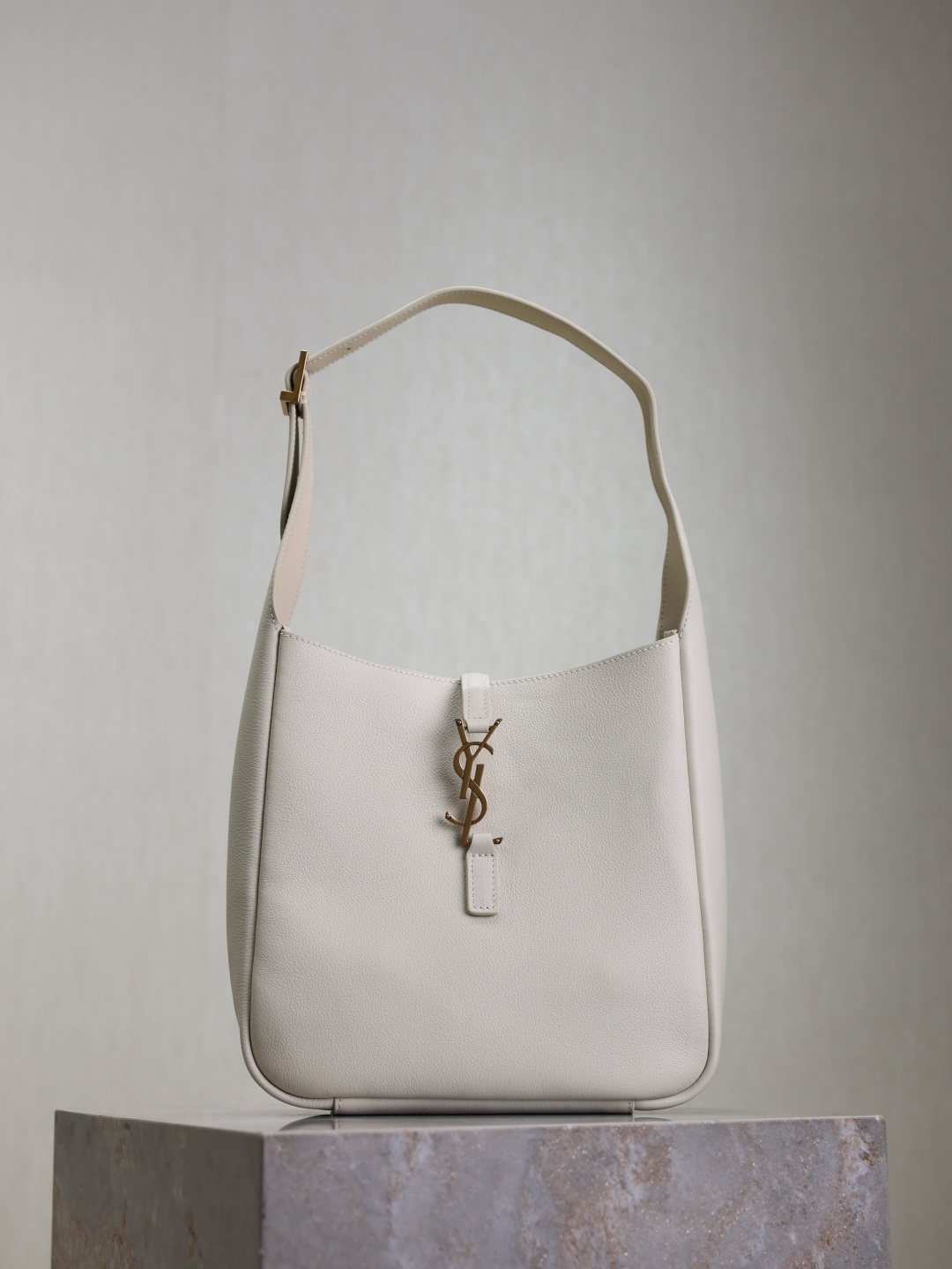 NO:387100,White ·【Original Leather】 (excluding packaging) Hot LE 5A7 underarm bag The mid-range underarm bag that was popular this year has always been very popular. The full leather is delicate and smooth. The bag design is simple and advanced. It is light and can be installed. It is too perfect. It is retro feel concave. Another popular model. Model 713938 original leather. Size 23×22×8.5cm, Saint Laurent, saint laurent19860909白色·【原厂皮】（不含包装） 爆款LE 5A7腋下包 今年大火的中古款腋下包 一直很受欢迎 全皮细腻光滑 包型设计又很简单又高级 容量足够用 轻便能装 又不过时真是太完美la～ 复古feel凹造型 又一款种草爆款 型号713938原厂皮 尺寸23×22×8.5cm,圣罗兰,saint laurent,Bag