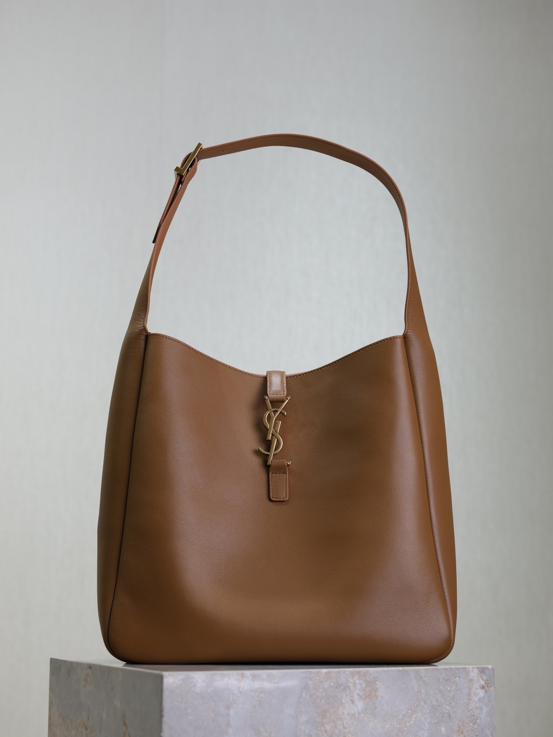 NO:387108,Caramel ·【Original Leather】 (excluding packaging) LE 5A7_Large Smooth Leather Soft Handbag Large, the same Hobo in Korean celebrities!! This year, the underarm bag that was so popular that it was too late, but it was here!  !  The outline of the bag is simple and three-dimensional, and it looks hard but not too sharp. Paired with the brand's iconic plug-in buckle, the overall style gives people a unique temperament that is both classic and elegant, and fashionable and modern. Size 30x31x13cm Model 753837, Saint Laurent, saint laurent19860909焦糖·【原厂皮】（不含包装） LE 5A7_大号光滑皮革柔软手袋大号,韩国明星同款Hobo!!今年火到爆炸的腋下包Y家虽迟但到！！包包身轮廓简洁、立体,看上去硬挺却不会太凌厉.搭配上品牌标志性的插入式包扣,整体给人一种既经典优雅,又很时髦现代的独特气质. 尺寸30x31x13cm 型号753837,圣罗兰,saint laurent,Bag