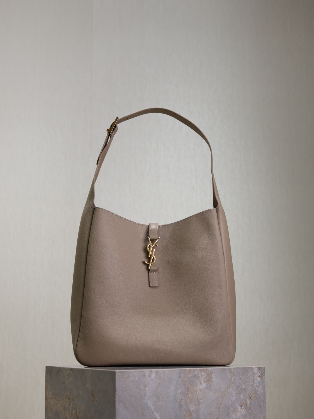 NO:387137,Khaki [original leather] (excluding packaging) LE 5A7_Large smooth leather soft handbag, the same style as Korean celebrity Hobo!! This year, the underarm bag that was so popular that it was too late, but it was here!  !  The outline of the bag is simple and three-dimensional, and it looks hard but not too sharp. Paired with the brand's iconic plug-in buckle, the overall style gives people a unique temperament that is both classic and elegant, and fashionable and modern. Size 30x31x13cm Model 753837, Saint Laurent, saint laurent19860909卡其·【原厂皮】（不含包装） LE 5A7_大号光滑皮革柔软手袋大号,韩国明星同款Hobo!!今年火到爆炸的腋下包Y家虽迟但到！！包包身轮廓简洁、立体,看上去硬挺却不会太凌厉.搭配上品牌标志性的插入式包扣,整体给人一种既经典优雅,又很时髦现代的独特气质. 尺寸30x31x13cm 型号753837,圣罗兰,saint laurent,Bag