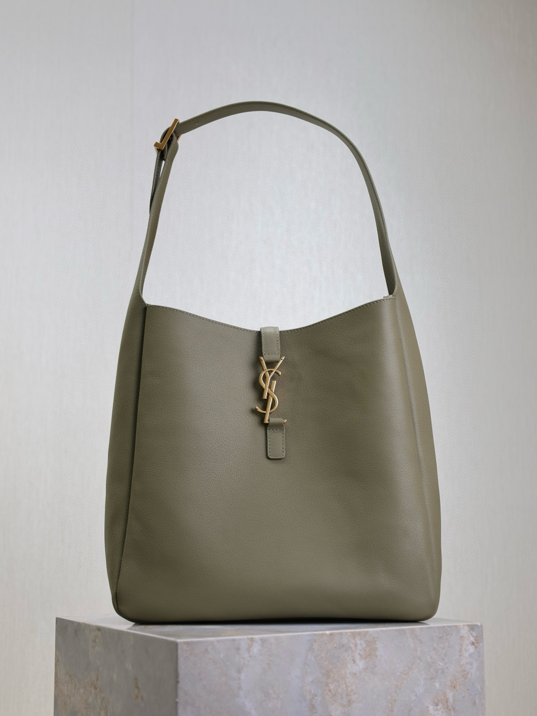 NO:387222,Mai Green ·【Original Leather】 (excluding packaging) LE 5A7_Large Smooth Leather Soft Handbag Large, the same Hobo in Korean celebrities!! This year, the underarm bag that was so popular that it was too late, but it was here!  !  The outline of the bag is simple and three-dimensional, and it looks hard but not too sharp. Paired with the brand's iconic plug-in buckle, the overall style gives people a unique temperament that is both classic and elegant, and fashionable and modern. Size 30x31x13cm Model 753837, Saint Laurent, saint laurent19860909麦绿色·【原厂皮】（不含包装） LE 5A7_大号光滑皮革柔软手袋大号,韩国明星同款Hobo!!今年火到爆炸的腋下包Y家虽迟但到！！包包身轮廓简洁、立体,看上去硬挺却不会太凌厉.搭配上品牌标志性的插入式包扣,整体给人一种既经典优雅,又很时髦现代的独特气质. 尺寸30x31x13cm 型号753837,圣罗兰,saint laurent,Bag