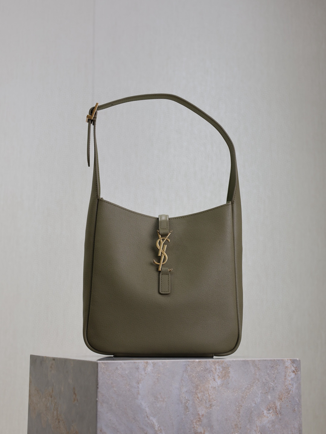 NO:387232,Mai Green ·【Original Leather】 (excluding packaging) Hot LE 5A7 underarm bag The mid-range underarm bag that was popular this year has always been very popular. The full leather is delicate and smooth. The bag design is simple and advanced. It is light and can be installed. It is too perfect. It is retro feel concave. Another popular model. Model 713938 original leather. Size 23×22×8.5cm, Saint Laurent, saint laurent19860909麦绿色·【原厂皮】（不含包装） 爆款LE 5A7腋下包 今年大火的中古款腋下包 一直很受欢迎 全皮细腻光滑 包型设计又很简单又高级 容量足够用 轻便能装 又不过时真是太完美la～ 复古feel凹造型 又一款种草爆款 型号713938原厂皮 尺寸23×22×8.5cm,圣罗兰,saint laurent,Bag