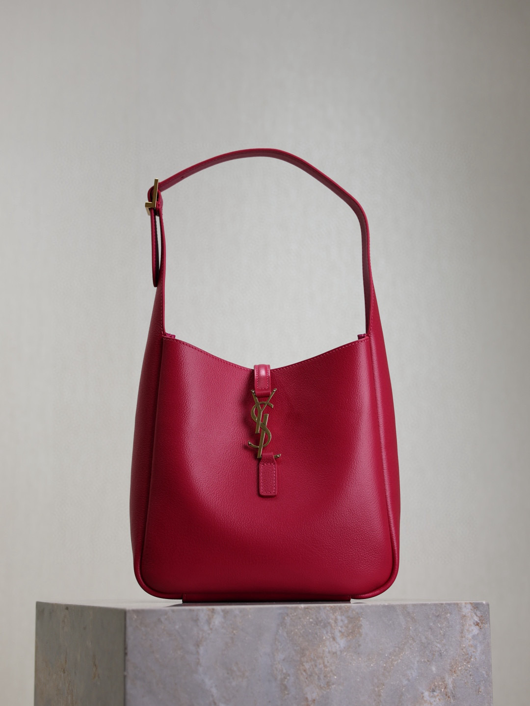 NO:387206,Rose Red ·【Original Leather】 (excluding packaging) Hot LE 5A7 underarm bag The mid-range underarm bag that was popular this year has always been very popular. The full leather is delicate and smooth. The bag design is simple and advanced. It is light and can be installed. It is too perfect. It is not timeless. It is a retro feel concave shape. Another popular model. Model 713938 original leather. Size 23×22×8.5cm, Saint Laurent, saint laurent19860909玫红色·【原厂皮】（不含包装） 爆款LE 5A7腋下包 今年大火的中古款腋下包 一直很受欢迎 全皮细腻光滑 包型设计又很简单又高级 容量足够用 轻便能装 又不过时真是太完美la～ 复古feel凹造型 又一款种草爆款 型号713938原厂皮 尺寸23×22×8.5cm,圣罗兰,saint laurent,Bag