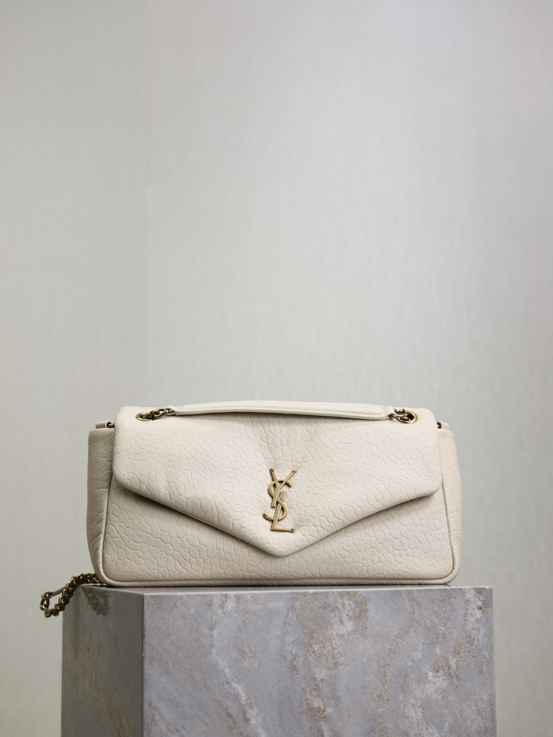 NO:387836,White 30cm new size CALYPSO_Elephant pattern sheepskin chain bag imported from Italian lambskin, with soft and delicate touch. The classic Y logo, chain and buttonhole hardware are all made of Bajin matte hardware. After the opening of the bag is folded, it uses a magnetic quad buckle seal, which is first-class sealing and safe. There is a zippered inner bag inside the bag to hold mobile phones and valuables. In addition, there is no extra inner bag design, so you can use it as you like!  Size 30×15×7.5cm Model 800916, Saint Laurent, saint laurent, sheepskin19860909白色·30cm新尺寸 CALYPSO_大象纹羊皮链条包 进口意大利小羊皮制作,手感柔软细腻,经典的Y家logo、链条及扣眼五金均采用巴金哑光五金,包袋开口处折叠后使用了磁性四合扣封口,密闭性及安全性一流；包内设有一个拉链内袋可放置手机及贵重物品,除此之外无多余内袋设计,使用起来随心所欲！ 尺寸30×15×7.5cm 型号800916,圣罗兰,saint laurent,sheepskin,Bag