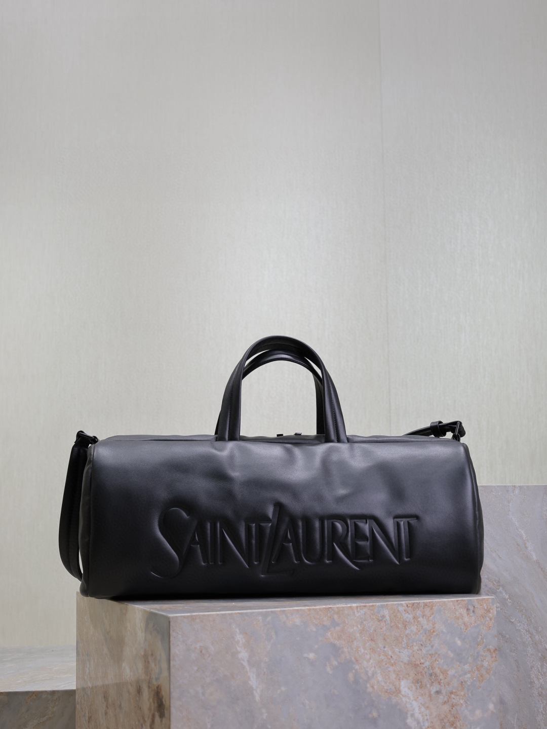 NO:771987,A new men's simple and fashionable travel bag is launched. It has embossed letter design on the front. It has a handsome and cool style with good looks. It is full of leather and feels super comfortable. It has a zipper bag inside. It is easy to wear for daily wear and travel. Very practical and comfortable. Simple design and low-key style!  Not to be missed, model number 797640, size 53×24×22cm, saint laurent, saint laurent19860909全新推出一款男士简约时尚旅行袋 正面压印字母设计 有着高颜值的帅气酷飒风 皮质感满满 手感超舒服 内设有拉链袋 日常穿搭轻松驾驭出门旅行非常实用舒适 简约设计又低调的风格！不容错过 款号797640 尺寸53×24×22cm,圣罗兰,saint laurent,Bag