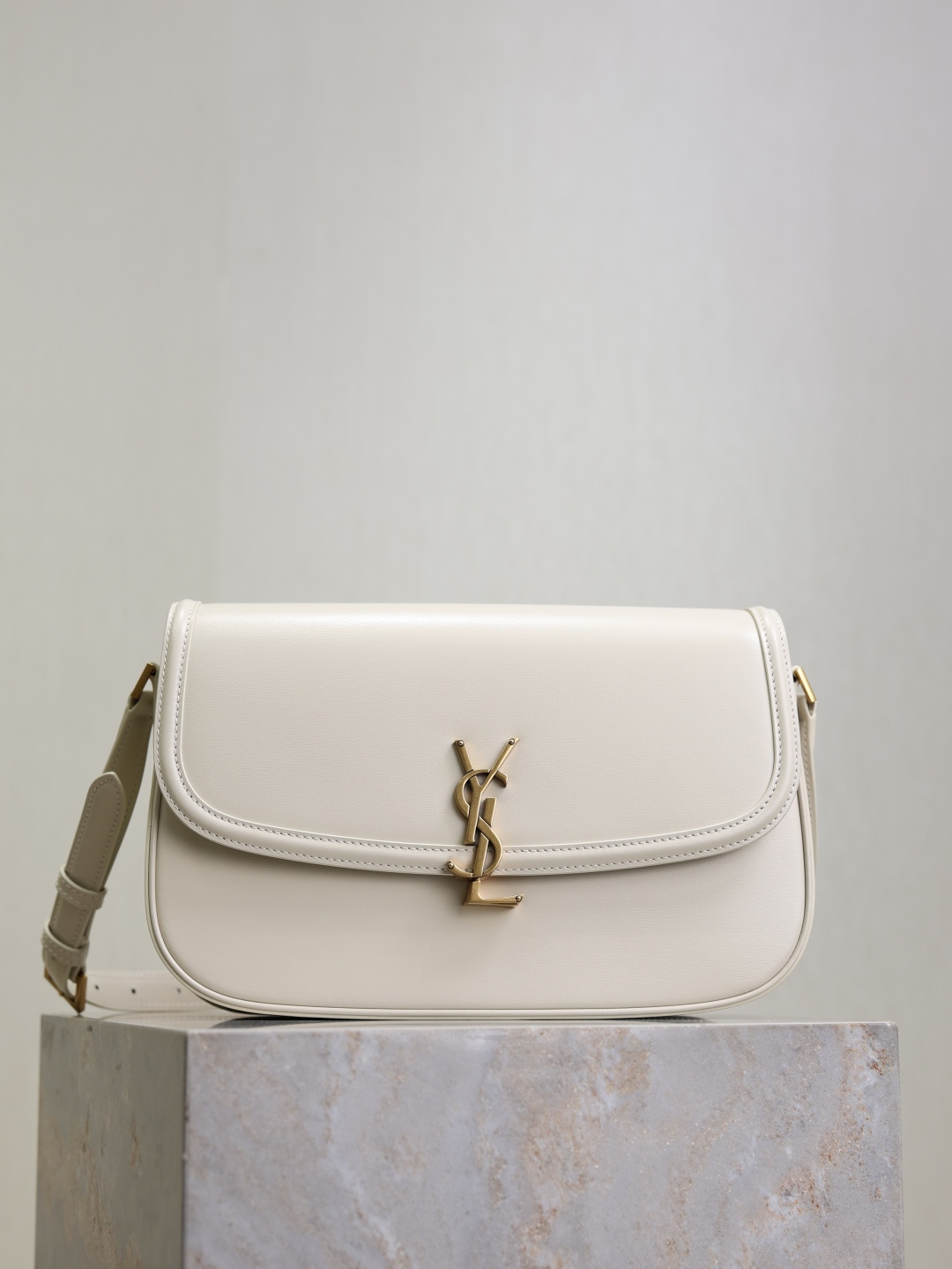 NO:389503,White·29cm SOLFERINO BOX·Armile bag This underarm bag is light and exquisite. Imported box leather from Italy, LE CASSANDRE buckle opening and closing hardware, sheepskin lining, and adjustable shoulder straps for easy shoulder carrying!  A retro new style, an elegant, intellectual and generous versatile bag!  Article number 832332 Size 29×18×4-9cm, Saint Laurent, saint laurent, cowhide, sheepskin19860909白色·29cm SOLFERINO BOX·腋下包 这款腋下包轻盈精致 意大利进口box牛皮,LE CASSANDRE锁扣开合五金,羊皮内衬,肩带可调节,便于肩背携带！复古新风尚 优雅知性大方的一款百搭包包！ 货号832332 尺寸29×18×4-9cm,圣罗兰,saint laurent,cowhide,sheepskin,Bag