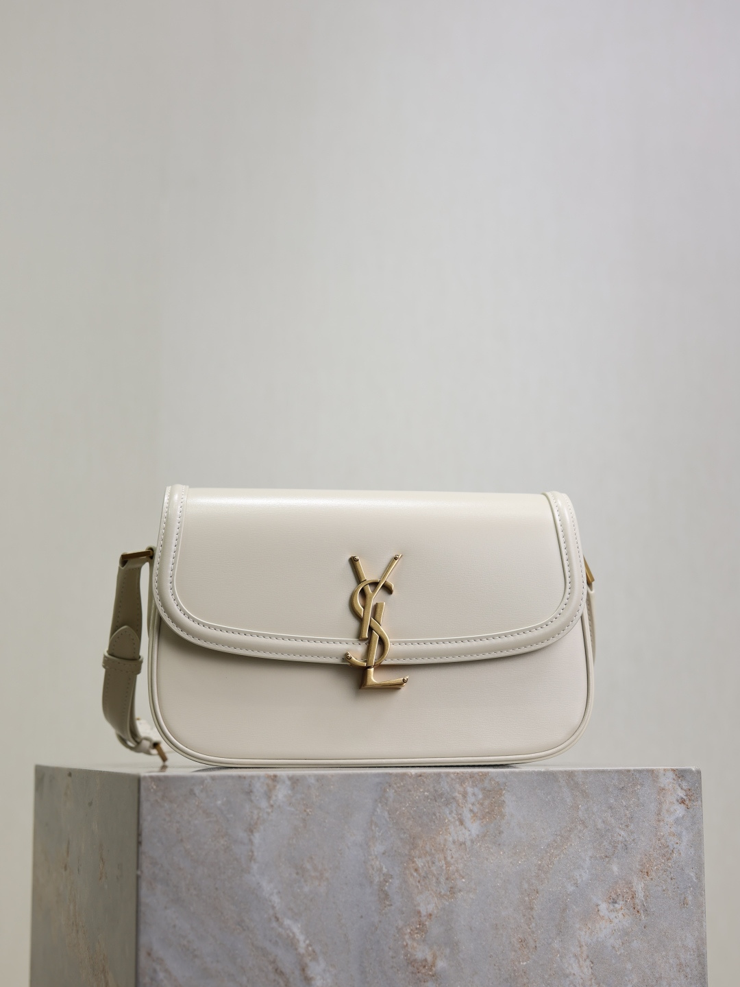 NO:389512,White·24cm SOLFERINO BOX·Armile bag This underarm bag is light and exquisite. Imported box leather from Italy, LE CASSANDRE buckle opening and closing hardware, sheepskin lining, and adjustable shoulder straps for easy shoulder carrying!  A retro new style, an elegant, intellectual and generous versatile bag!  Article number 832330 Size 24.5×15×8.5cm, Saint Laurent, saint laurent, cowhide, sheepskin19860909白色·24cm SOLFERINO BOX·腋下包 这款腋下包轻盈精致 意大利进口box牛皮,LE CASSANDRE锁扣开合五金,羊皮内衬,肩带可调节,便于肩背携带！复古新风尚 优雅知性大方的一款百搭包包！ 货号832330 尺寸24.5×15×8.5cm,圣罗兰,saint laurent,cowhide,sheepskin,Bag