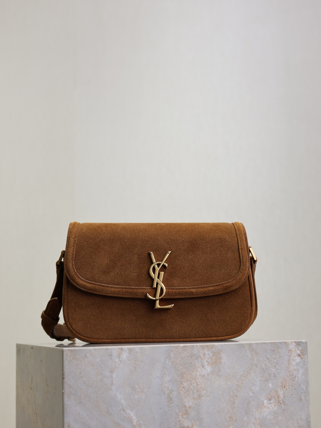 NO:389576,Suede style·24cm SOLFERINO BOX·Armile bag This underarm bag is light and exquisite. Imported box leather from Italy, LE CASSANDRE buckle opening and closing hardware, sheepskin lining, and adjustable shoulder straps for easy shoulder carrying!  A retro new style, an elegant, intellectual and generous versatile bag!  Article number 832330 Size 24.5×15×8.5cm, Saint Laurent, saint laurent, cowhide, sheepskin, chamois leather19860909麂皮款·24cm SOLFERINO BOX·腋下包 这款腋下包轻盈精致 意大利进口box牛皮,LE CASSANDRE锁扣开合五金,羊皮内衬,肩带可调节,便于肩背携带！复古新风尚 优雅知性大方的一款百搭包包！ 货号832330 尺寸24.5×15×8.5cm,圣罗兰,saint laurent,cowhide,sheepskin,chamois leather,Bag