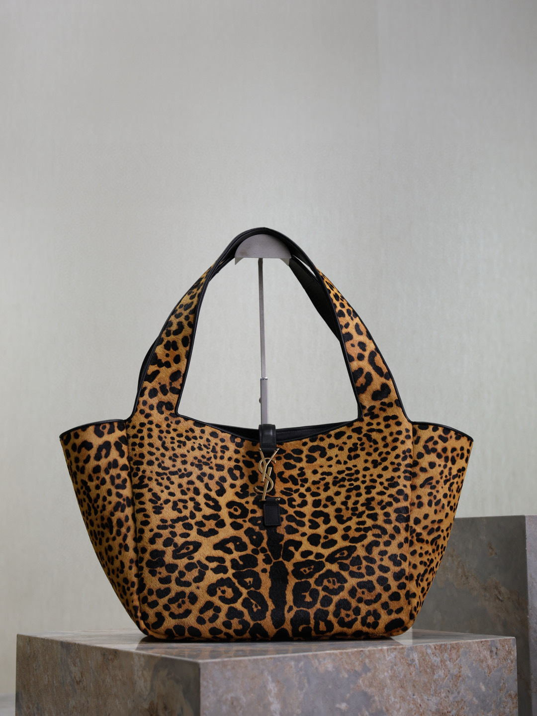 NO:389559,[Original leather] Leopard print model_Bea_New shopping bag/hobo bag Many girls want to buy a large bag as soon as it comes to autumn and winter. This Bea model is very suitable. The leather texture from the inside to the outside is very good. There are two leather straps on the inside of the bag, and after being tied, it becomes a Hobo. The capacity is very sufficient, and a 13-inch macbook can be included!  Paired with a soft enough bag, the bag will also form a natural sunken curve, and the upper body will give people a very relaxed and comfortable feeling, making the whole person look casual and free!  Model 763435 Size 50×28×18cm, Saint Laurent, saint laurent19860909【原厂皮】豹纹款_ Bea_新款购物袋/hobo包 很多女生一到秋冬天就想买只大包,Bea这款就非常合适,从内到外的皮质感都很好,包身内侧有两根皮质系带,系上后就变成了只Hobo.容量非常充足,13寸macbook可纳入！ 搭配足够柔软的包身,包包还会形成自然的凹陷弧度,上身会给人非常轻松自在感觉,显得整个人随性又洒脱！ 型号763435 尺寸50×28×18cm,圣罗兰,saint laurent,Bag