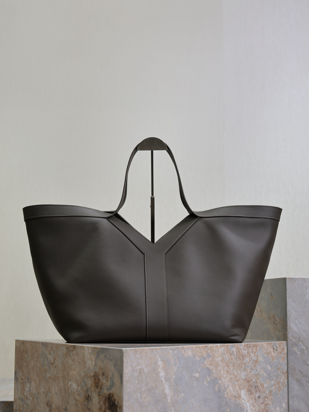 NO:389638,Green·New Shopping Bags A unique fusion of art and personality. Y family always has unique vision and wins the heart of fashion top. The Y-shaped cowhide design makes people shine, giving people a casual, lazy and full of personality. It has a super large capacity, can be installed with an iPad computer, a retro and simple design, can be concave, fashionable and film-produced!  Model number 817602 Size 38-50×33×16cm, Saint Laurent, saint laurent, cowhide19860909绿色· 新款购物袋 艺术与个性的独特融合,Y家总是眼光独到,深得时尚顶流的心,Y字牛皮的设计让人眼前一亮,给人一种随性慵懒、充满个性的感觉.超大容量,可以装ipad电脑,复古简约的设计,可凹造型,时髦又出片！ 款号817602 尺寸38-50×33×16cm,圣罗兰,saint laurent,cowhide,Bag