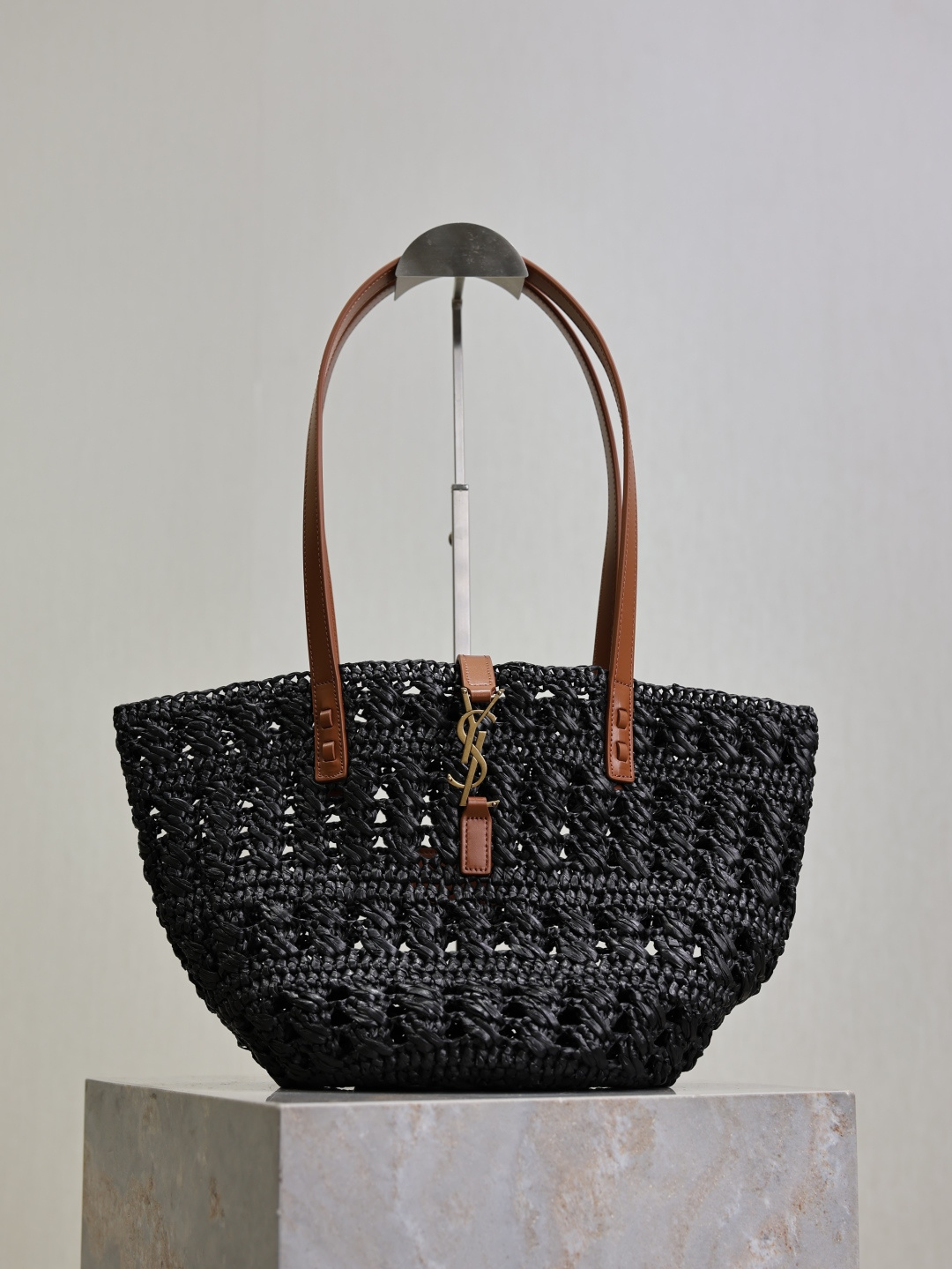 NO:389747,The quick drop of straw woven bag, the vegetable basket hollow straw woven tote bag_ Y's exquisite Paris style is fully displayed in this black straw woven tote bag. The logo directly uses L letters to hook the bag to the leather ring to increase the sense of detail. It is full of artistic atmosphere, and the Rafite grass weaving is very solid and super textured!  Model 685618 Size 42×20×22cm, Saint Laurent, saint laurent, espadrilles, totes19860909草编包的快落 菜篮子镂空草编tote bag_ Y家精致的巴黎格调在这款黑色草编托特包中淋漓尽致.Logo直接使用L字母勾在包上皮环,增加细节感.满满的艺术气息,拉菲草编织非常扎实,超有质感！ 型号685618 尺寸42×20×22cm,圣罗兰,saint laurent,espadrilles,totes,Bag