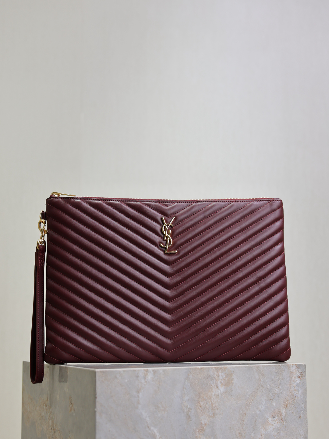 NO:390402,Jujube-red gold buckle 36cm Monogram_jacquard splicing file clutch, using original calfskin grosgrain lining, top-grade zipper closure, removable handle, imported hardware, complex grid cut, 6 card slots inside, large capacity!  Model 440222 Size 36x24.5x2.5cm, Saint Laurent, saint laurent, cowhide19860909枣红金扣·36cm Monogram_提花拼接文件手包,采用原厂小牛皮罗缎衬里,顶级拉链封口,可拆卸提手,进口五金,复杂格线裁,内里有6个卡位,容量大！ 型号440222 尺寸36x24.5x2.5cm,圣罗兰,saint laurent,cowhide,Bag