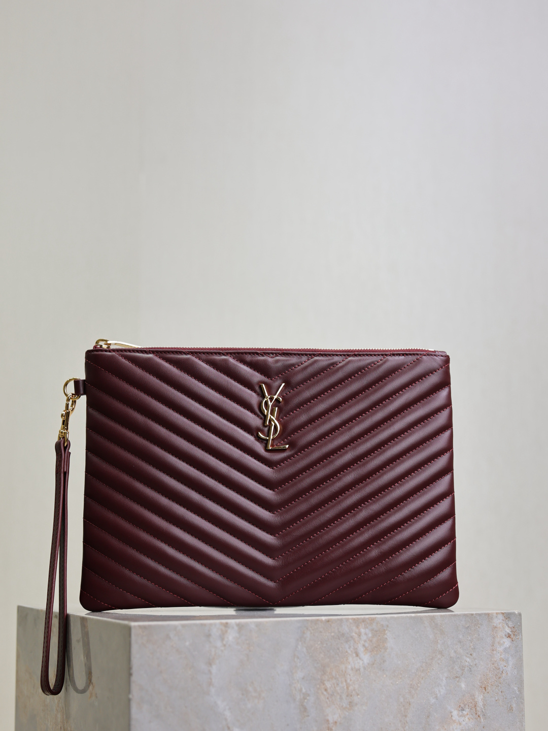 NO:390408,Jujube-red gold buckle 30cm Monogram_jacquard splicing file clutch, using original calfskin grosgrain lining, top-grade zipper closure, removable handle, imported hardware, complex grid cut, 6 card slots inside, large capacity!  Model 413444 Size 30×21.5×2cm, Saint Laurent, saint laurent, cowhide19860909枣红金扣·30cm Monogram_提花拼接文件手包,采用原厂小牛皮罗缎衬里,顶级拉链封口,可拆卸提手,进口五金,复杂格线裁,内里有6个卡位,容量大！ 型号413444 尺寸30×21.5×2cm,圣罗兰,saint laurent,cowhide,Bag