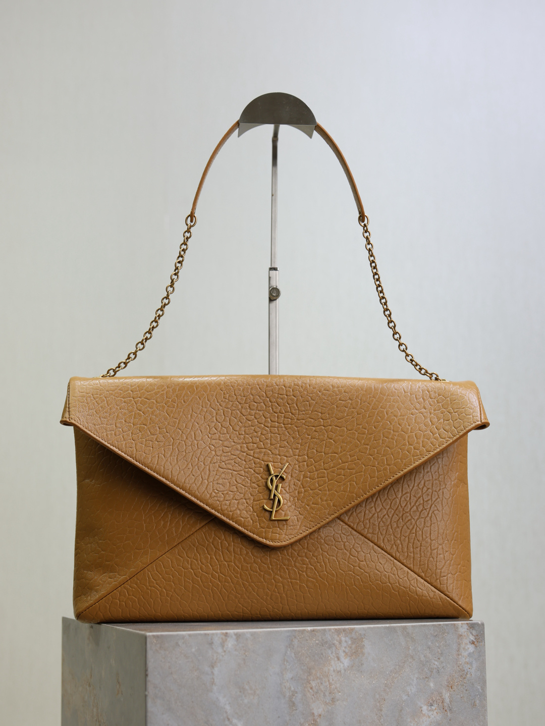 NO:390438,LE envelope chain clutch, super large and soft clutch, personalized and capable, fashionable and versatile style, shoulder straps can be stored, both on the shoulders and as clutch. The hand hold effect is exquisite and cool, super light and heavy, and the capacity is nice!  The sheepskin material is soft, delicate and high-end, super durable, with a minimalist style, and a high-end and cool upper body!  Model number 841702 Size 35×22×3cm, Saint Laurent, saint laurent, handbag, sheepskin19860909LE 信封式链条手拿包 超大柔软手拿包 个性干练,款式时尚百搭,肩带可收纳,既可肩背,也可以做为手拿包使用.手拿效果精致酷飒,超轻自重,容量 nice！羊皮材质柔软细腻又高级,超耐用,极简风拉满,上身高级又酷飒！ 款号841702 尺寸35×22×3cm,圣罗兰,saint laurent,handbag,sheepskin,Bag