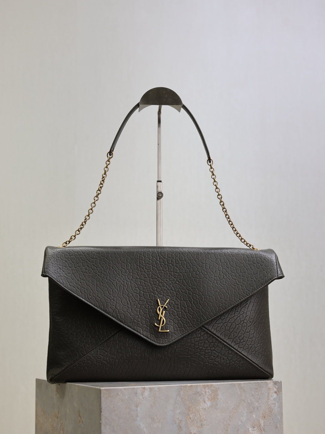 NO:390403,LE envelope chain clutch, super large and soft clutch, personalized and capable, fashionable and versatile style, shoulder straps can be stored, both on the shoulders and as clutch. The hand hold effect is exquisite and cool, super light and heavy, and the capacity is nice!  The sheepskin material is soft, delicate and high-end, super durable, with a minimalist style, and a high-end and cool upper body!  Model number 841702 Size 35×22×3cm, Saint Laurent, saint laurent, handbag, sheepskin19860909LE 信封式链条手拿包 超大柔软手拿包 个性干练,款式时尚百搭,肩带可收纳,既可肩背,也可以做为手拿包使用.手拿效果精致酷飒,超轻自重,容量 nice！羊皮材质柔软细腻又高级,超耐用,极简风拉满,上身高级又酷飒！ 款号841702 尺寸35×22×3cm,圣罗兰,saint laurent,handbag,sheepskin,Bag