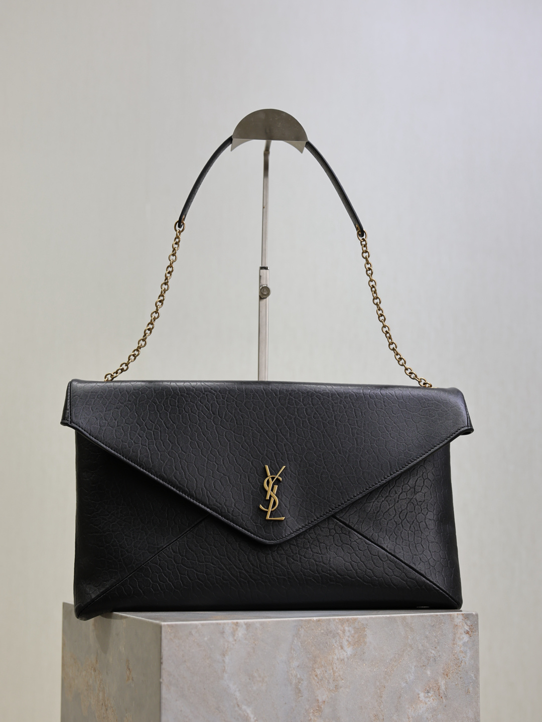 NO:390410,LE envelope chain clutch, super large and soft clutch, personalized and capable, fashionable and versatile style, shoulder straps can be stored, both on the shoulders and as clutch. The hand hold effect is exquisite and cool, super light and heavy, and the capacity is nice!  The sheepskin material is soft, delicate and high-end, super durable, with a minimalist style, and a high-end and cool upper body!  Model number 841702 Size 35×22×3cm, Saint Laurent, saint laurent, handbag, sheepskin19860909LE 信封式链条手拿包 超大柔软手拿包 个性干练,款式时尚百搭,肩带可收纳,既可肩背,也可以做为手拿包使用.手拿效果精致酷飒,超轻自重,容量 nice！羊皮材质柔软细腻又高级,超耐用,极简风拉满,上身高级又酷飒！ 款号841702 尺寸35×22×3cm,圣罗兰,saint laurent,handbag,sheepskin,Bag