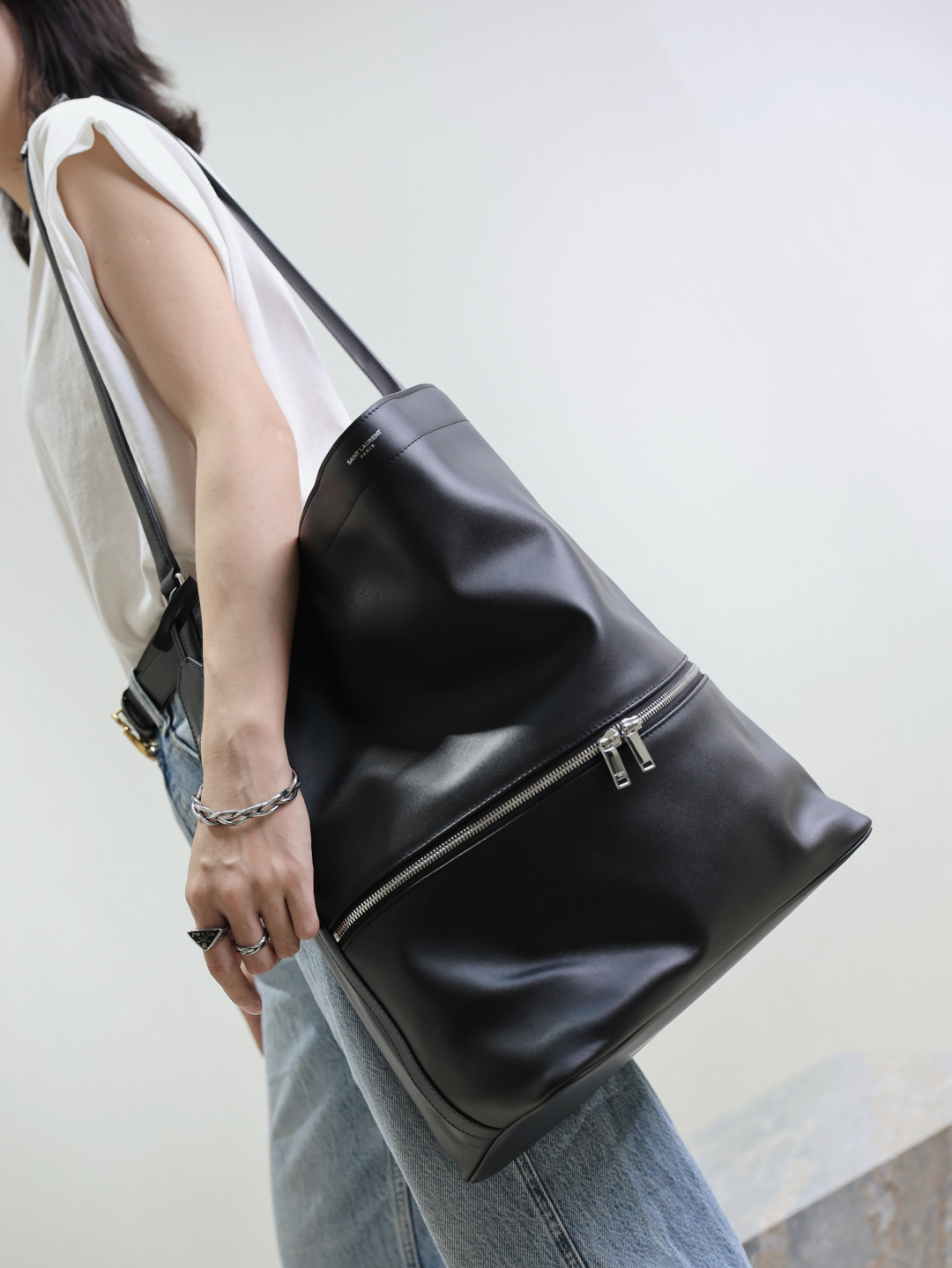 NO:390428,The shoulder strap can be adjusted, various back methods, the shoulder crossbody is very cool, Saint Laurent, saint laurent19860909肩带可调节 多种背法 肩背斜挎手拎都很酷飒,圣罗兰,saint laurent,Bag