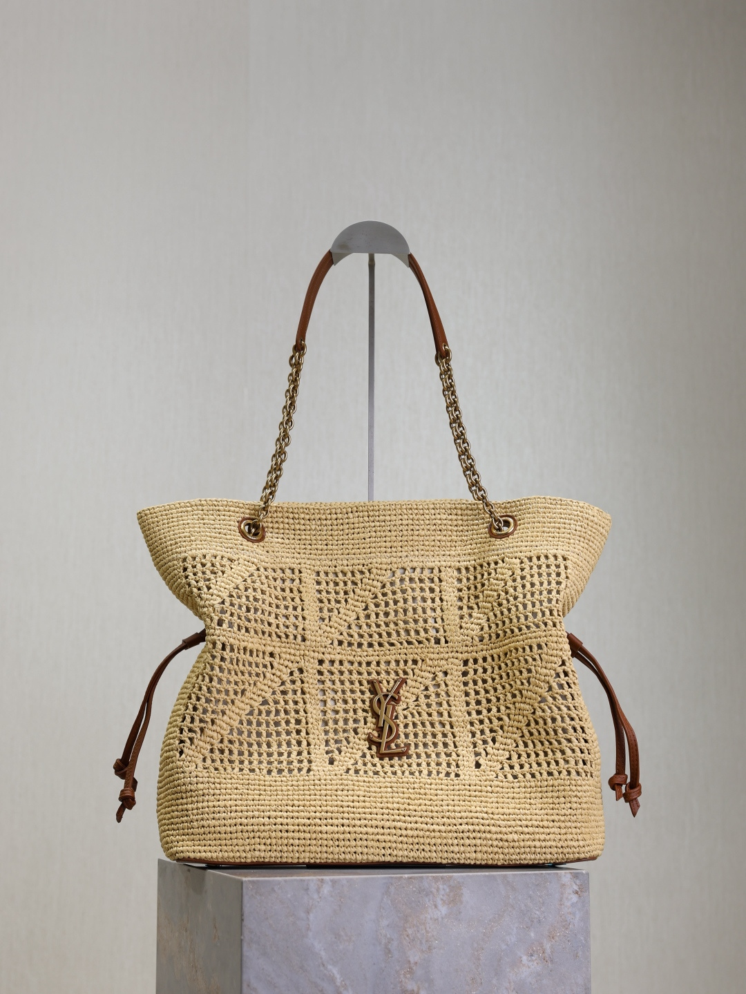 NO:391010,Lucky bag woven bag, hot products are coming. Jamie lucky bag has been updated with Rafia material. This lucky bag is chillier than sheepskin. It is full of vacation atmosphere and has a touching capacity!  Sunscreen, sunglasses and straw hats can be incorporated, and the unique woven texture records the temperature of the sun. Every photo is filled with leisure and comfort!  Model: 809824 Size: 35X35X10, Saint Laurent, saint laurent, sheepskin, hats19860909福袋编织包 爆款来袭 Jamie福袋更新了拉菲草材质 这款福袋相比羊皮更加的chill 充满的度假氛围 容量感人！防晒霜 墨镜 草帽都可纳入,独特的编织纹理 记录着阳光的温度 每一张照片都洋溢着悠闲与惬意！ 型号:809824 尺寸:35X35X10,圣罗兰,saint laurent,sheepskin,hats,Bag