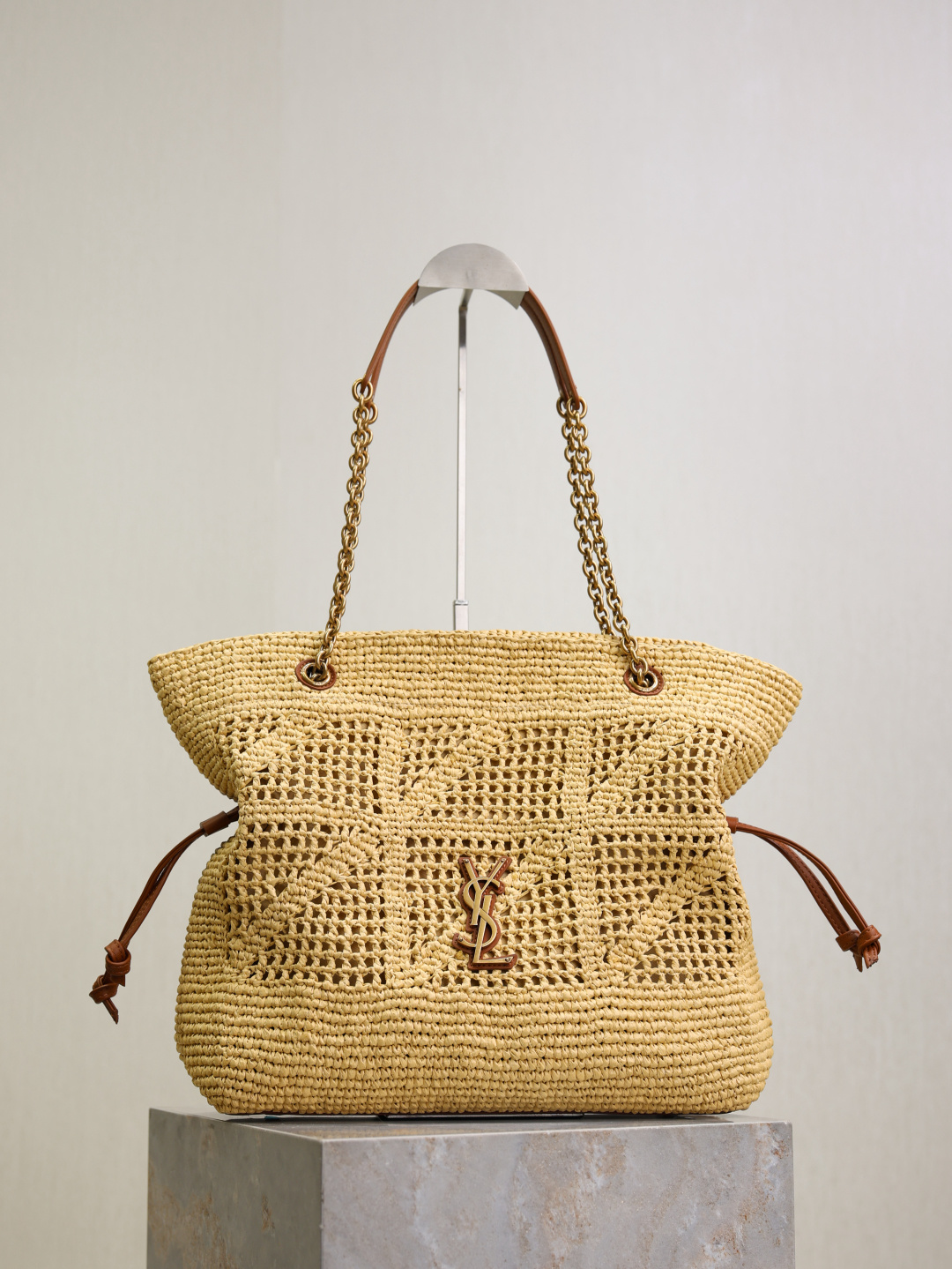 NO:391018,Lucky bag woven bag, hot products are coming. Jamie lucky bag has been updated with Rafia material. This lucky bag is chillier than sheepskin. It is full of vacation atmosphere and has a touching capacity!  Sunscreen, sunglasses and straw hats can be incorporated, and the unique woven texture records the temperature of the sun. Every photo is filled with leisure and comfort!  Model: 833948 Size: 27×29×11cm, Saint Laurent, saint laurent, sheepskin, hats19860909福袋编织包 爆款来袭 Jamie福袋更新了拉菲草材质 这款福袋相比羊皮更加的chill 充满的度假氛围 容量感人！防晒霜 墨镜 草帽都可纳入,独特的编织纹理 记录着阳光的温度 每一张照片都洋溢着悠闲与惬意！ 型号:833948 尺寸:27×29×11cm,圣罗兰,saint laurent,sheepskin,hats,Bag