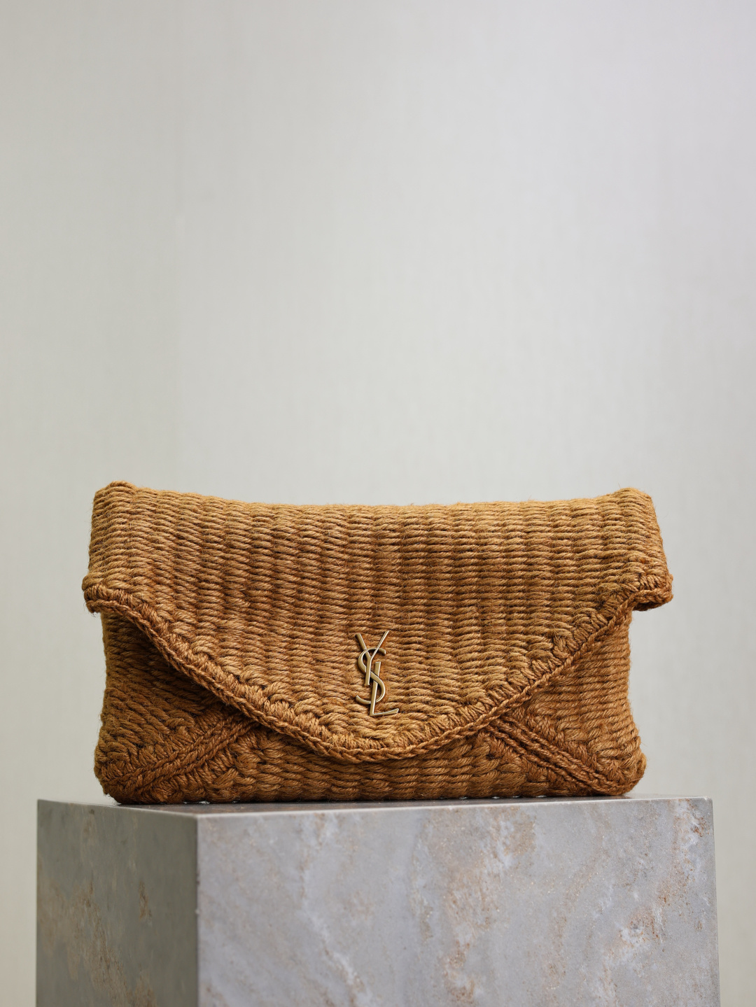 NO:390984,Hemp rope braided clutch LE envelope clutch _ New clutch bag Personalized and capable, exquisite and cool hand-holding effect, super light and heavy, and nice capacity!  Pure hand-made hemp rope weaving technique with cowhide, it is delicate and high-end, super durable, and can be matched in all styles!  It is also very simple and full of style, and the upper body is high-end and cool!  Model number 769307 Size 29.5×18×4.5cm, Saint Laurent, saint laurent, handbag, cowhide19860909麻绳编织手拿包 LE 信封式手拿包_ 新款手拿包 个性干练,手拿效果精致酷飒,超轻自重,容量 nice！纯手工麻绳编织手法搭配牛皮,细腻又高级,超耐用,各种风格都可搭配！又是极简风拉满,上身高级又酷飒！ 款号769307 尺寸29.5×18×4.5cm,圣罗兰,saint laurent,handbag,cowhide,Bag