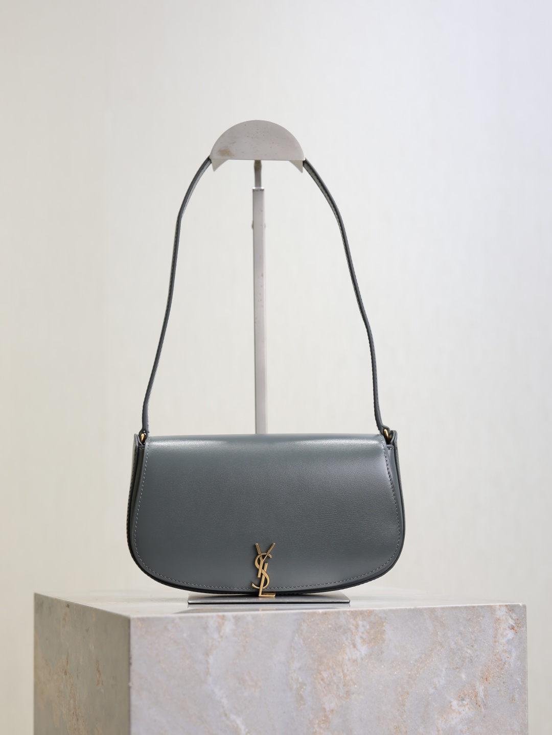 NO:582523,Gray · New Voltaire mini underarm bag, half-moon simple design, unique Cassandra turn-buckle closure, showing unique charm and avant-garde style, perfectly embodying the elegance of modern women of the Y family!  Style number 779642 size 17.5×13.5×5cm, saint laurent, saint laurent19860909灰色· 新款Voltaire mini腋下包 半月型简约设计,独特的Cassandra旋扣开合,彰显独特魅力与前卫格调,完美体现Y家现代女性的优雅气质！ 款号779642 尺寸17.5×13.5×5cm,圣罗兰,saint laurent,Bag