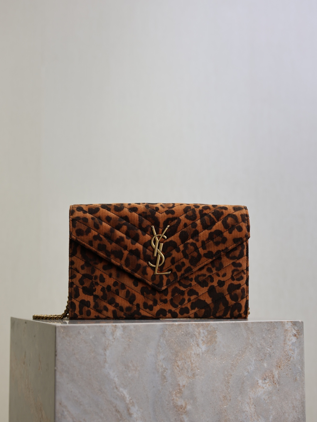 Lona de leopardo con cierre dorado · 22.5cm MONOGRAM_sobre. Un bolso pequeño muy práctico, el estilo más clásico, versi…