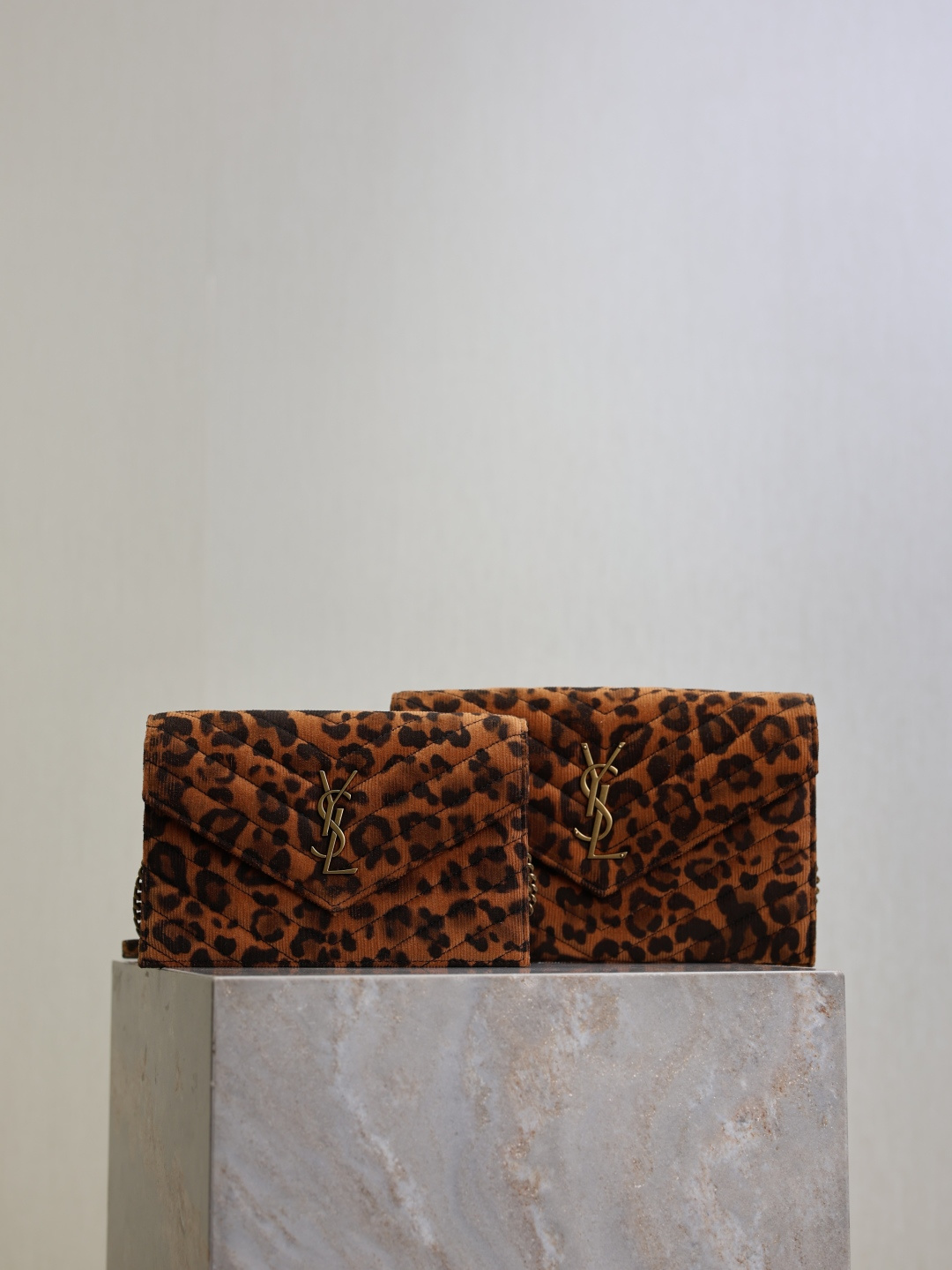 Woc_sobre ✉️ lona de leopardo con cierre dorado · 19/22.5cm