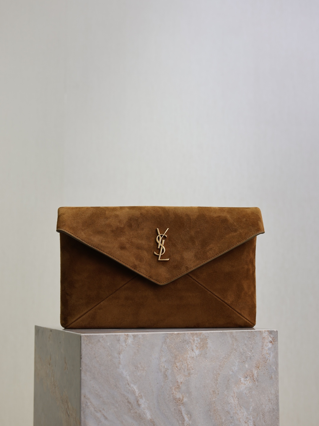 NO:771797,Suede style · LE envelope clutch bag_ New clutch bag with smart personality, exquisite and cool hand effect, ultra-light weight, nice capacity!  The suede material is soft, delicate, high-end, and super durable. It goes well with autumn and winter. It can be worn with various styles of coats, sweaters, and suits!  It’s full of minimalist style, and the upper body is high-end and cool!  Style No. 769307 Size 29.5×18×4.5cm, saint laurent, saint laurent, handbag, sweaters, business suit, chamois leather19860909麂皮款· LE 信封式手拿包_ 新款手拿包 个性干练,手拿效果精致酷飒,超轻自重,容量 nice！麂皮材质柔软细腻又高级,超耐用,与秋冬超搭,穿大衣/毛衣/西装各种风格都可搭配！又是极简风拉满,上身高级又酷飒！ 款号769307 尺寸29.5×18×4.5cm,圣罗兰,saint laurent,handbag,sweaters,business suit,chamois leather,Bag