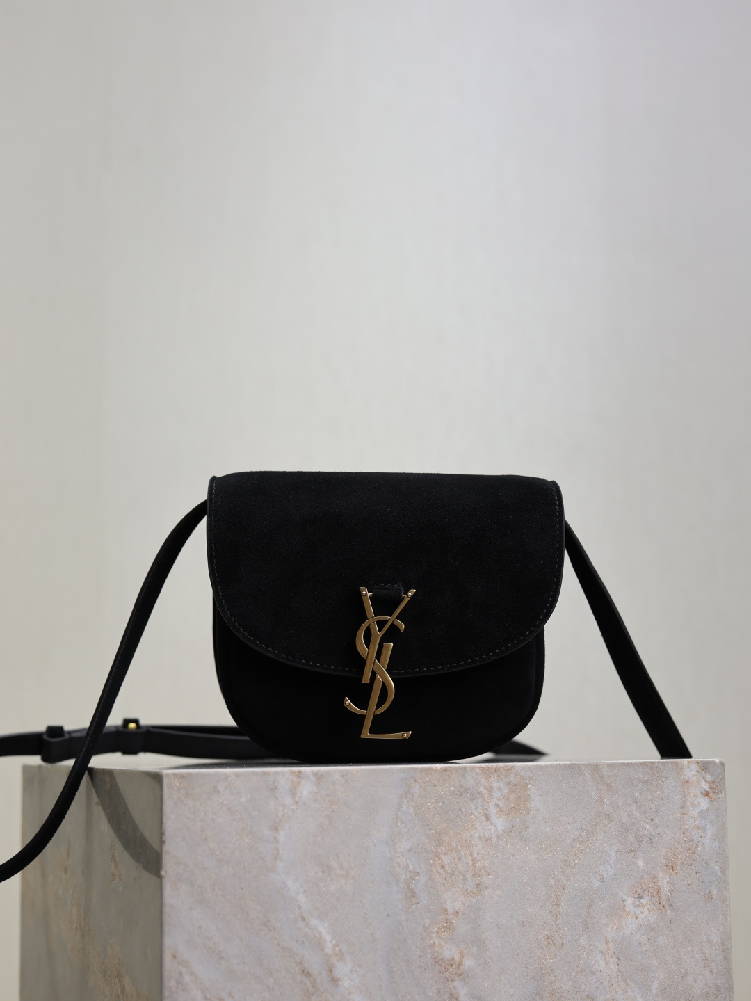 NO:574108,Authentic grade Kaia small·Black matte, rounded and compact appearance, simple and minimalist style, the gold logo buckle is particularly eye-catching!  The shape of the saddle bag has a unique retro feel and personality, and it is definitely not easy to contrast colors. Model 619740 Size 18x15.5x5.5cm, YSL, saint laurent19860909正品级 Kaia small·黑色磨砂 圆润小巧的外观简洁又,采用极简风格打造,金色logo徽标包扣显得格外醒目！马鞍包造型带有独特的复古感及个性感,绝对不容易撞色 型号619740 尺寸18x15.5x5.5cm,YSL,saint laurent,Bag