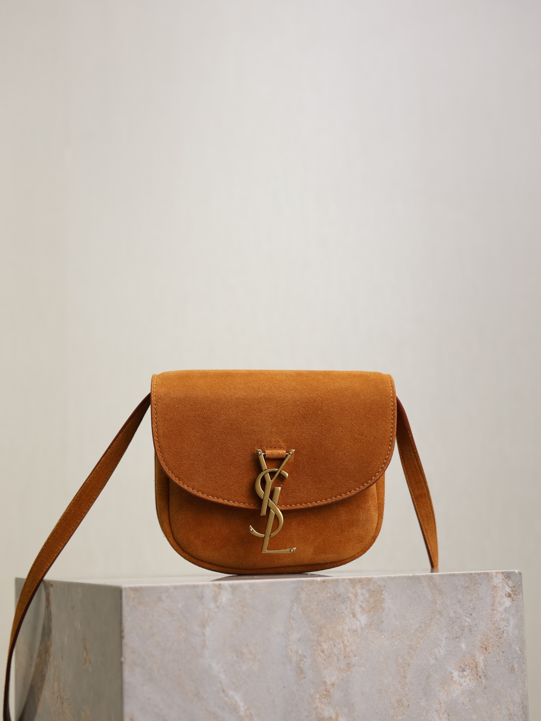 NO:574105,Genuine grade Kaia small·Earth-yellow frosted, rounded and compact appearance, simple and minimalist style, the gold logo buckle is particularly eye-catching!  The shape of the saddle bag has a unique retro feel and personality, and it is definitely not easy to contrast colors!  Model 619740 Size 18x15.5x5.5cm, YSL, saint laurent19860909正品级 Kaia small·土黄磨砂 圆润小巧的外观简洁又,采用极简风格打造,金色logo徽标包扣显得格外醒目！马鞍包造型带有独特的复古感及个性感,绝对不容易撞色！ 型号619740 尺寸18x15.5x5.5cm,YSL,saint laurent,Bag