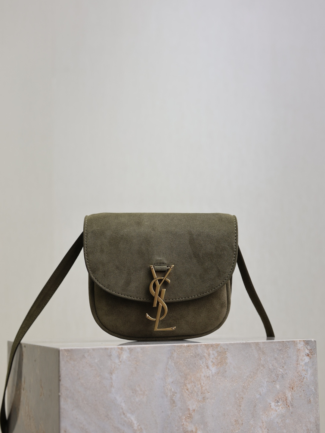 NO:575013,Kaia small·Military green matte, the round and compact appearance is simple and made in a minimalist style, and the gold logo logo buckle is particularly eye-catching!  The shape of the saddle bag has a unique retro feel and personality, and it is definitely not easy to contrast colors!  Model 619740 size 18x15.5x5.5cm, saint laurent, saint laurent19860909Kaia small·军绿磨砂 圆润小巧的外观简洁又,采用极简风格打造,金色logo徽标包扣显得格外醒目！马鞍包造型带有独特的复古感及个性感,绝对不容易撞色！ 型号619740 尺寸18x15.5x5.5cm,圣罗兰,saint laurent,Bag