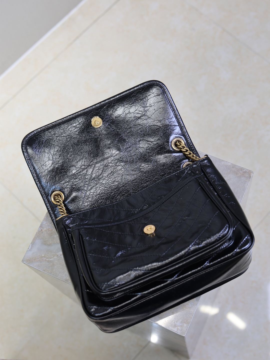 黑色金扣油蜡皮· 28cm
Niki的设计灵感源自Y家经典的吸烟装 整体风格酷飒又随性。包身采用油蜡小牛皮,天然的抓皱纹理自带复古感,耐磨耐造!标志性的金属logo,复古做旧质感,低调又高级,仿佛在无声诉说着品牌的时尚态度!p650
尺寸:28×20×8cm
型号:633158-1