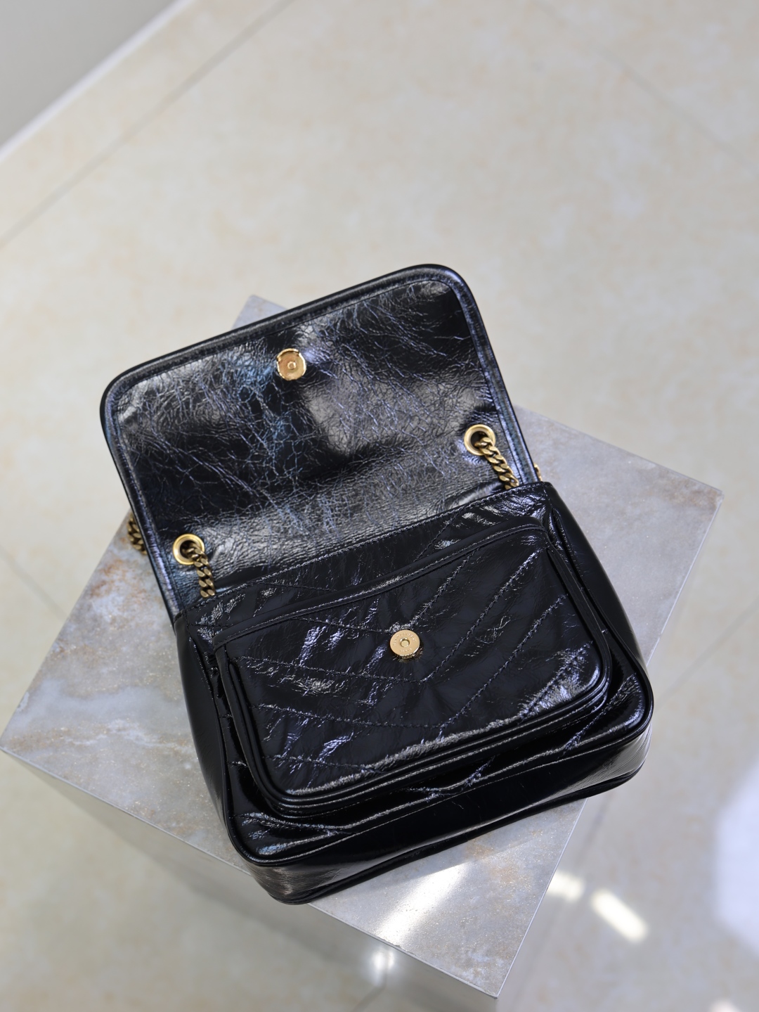 黑色金扣油蜡皮· 22cm
Niki的设计灵感源自Y家经典的吸烟装 整体风格酷飒又随性。包身采用油蜡小牛皮,天然的抓皱纹理自带复古感,耐磨耐造!标志性的金属logo,复古做旧质感,低调又高级,仿佛在无声诉说着品牌的时尚态度!p580
尺寸:22×16.5×12cm
型号:633151-1