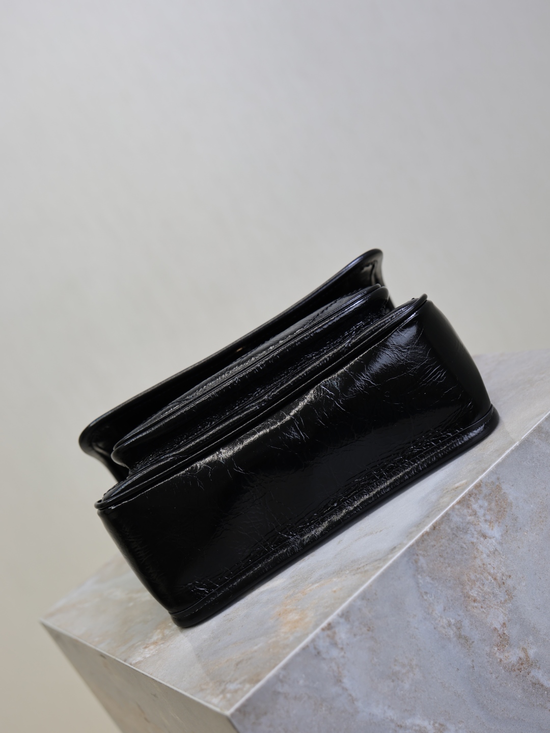 黑色金扣油蜡皮· 22cm
Niki的设计灵感源自Y家经典的吸烟装 整体风格酷飒又随性。包身采用油蜡小牛皮,天然的抓皱纹理自带复古感,耐磨耐造!标志性的金属logo,复古做旧质感,低调又高级,仿佛在无声诉说着品牌的时尚态度!p580
尺寸:22×16.5×12cm
型号:633151-1