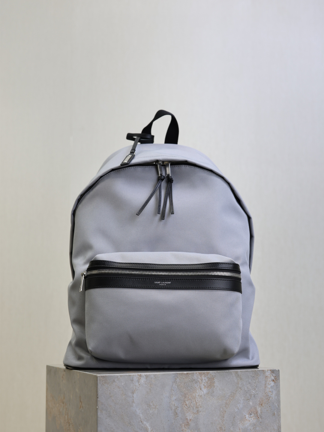 NO:772040,The gray canvas and cowhide backpack has arrived. It is launched in limited edition at the counter. It is made of matching fabrics with exquisite workmanship and matched with imported Italian cowhide. It is light and convenient, practical and can be packed. It is simple and versatile, suitable for both men and women!  Size 30x38x17cm model 326865, saint laurent, saint laurent, cowhide19860909灰色帆布配牛皮· 双肩包到了 专柜限量推出 精工细活的打造出对版布料,搭配进口意大利牛皮,很轻很方便,实用也很能装,简约百搭款,男女通用！ 尺寸30x38x17cm 型号326865,圣罗兰,saint laurent,cowhide,Bag