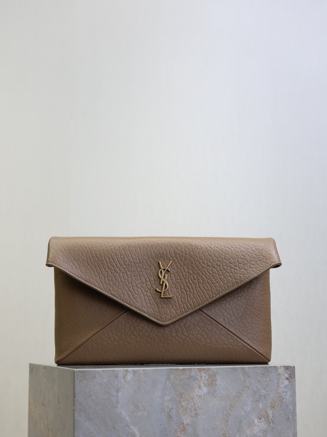 NO:771774,[Khaki] LE envelope-style clutch bag_ New clutch bag with a capable personality, exquisite and cool hand effect, ultra-light weight, nice capacity!  The sheepskin material is soft, delicate, high-end, super durable, and goes well with autumn and winter. It can be worn with various styles of coats, sweaters, and suits!  It’s full of minimalist style, and the upper body is high-end and cool!  Style No. 769307 Size 29.5×18×4.5cm, saint laurent, saint laurent, handbag, sweaters, business suit, sheepskin19860909【卡其色】 LE 信封式手拿包_ 新款手拿包 个性干练,手拿效果精致酷飒,超轻自重,容量 nice！羊皮材质柔软细腻又高级,超耐用,与秋冬超搭,穿大衣/毛衣/西装各种风格都可搭配！又是极简风拉满,上身高级又酷飒！ 款号769307 尺寸29.5×18×4.5cm,圣罗兰,saint laurent,handbag,sweaters,business suit,sheepskin,Bag
