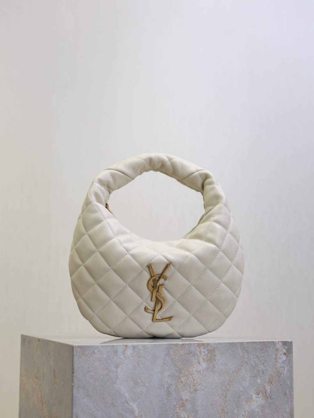 NO:771339,White · ICARE baby nappa sheepskin handbag. The much-anticipated croissant-shaped bag makes its debut. The iconic metal logo is embellished on it. It perfectly combines retro and modern feel. It can be called one of the most anticipated It Bags this season. Whether it is a daily outing or a night party, this bag can be easily carried!  Model 851689 size 17×13×3cm, saint laurent, saint laurent, sheepskin19860909白色· ICARE baby纳帕羊皮手袋 备受瞩目的可颂形状包包闪亮登场,标志性的金属logo点缀其中,完美结合复古与现代感,堪称本季最令人期待的It Bag之一.无论是日常出街还是夜晚派对,这款包都能轻松驾驭！ 型号851689 尺寸17×13×3cm,圣罗兰,saint laurent,sheepskin,Bag