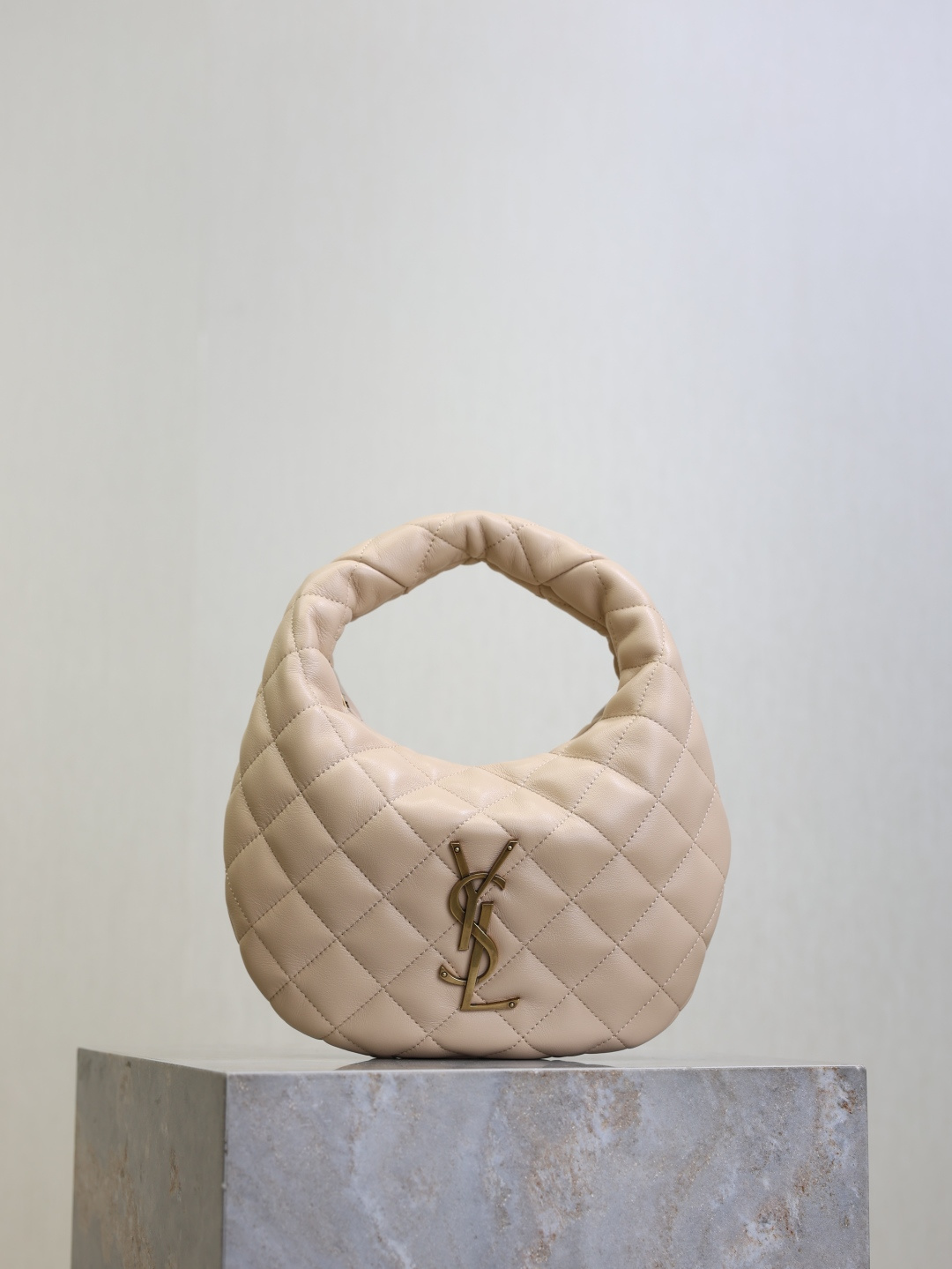 NO:771349,Apricot · ICARE baby nappa sheepskin handbag. The much-anticipated croissant-shaped bag makes its debut. The iconic metal logo is embellished on it. It perfectly combines retro and modern feel. It can be called one of the most anticipated It Bags of this season. Whether it is a daily outing or a night party, this bag can be easily carried!  Model 851689 size 17×13×3cm, saint laurent, saint laurent, sheepskin19860909杏色· ICARE baby纳帕羊皮手袋 备受瞩目的可颂形状包包闪亮登场,标志性的金属logo点缀其中,完美结合复古与现代感,堪称本季最令人期待的It Bag之一.无论是日常出街还是夜晚派对,这款包都能轻松驾驭！ 型号851689 尺寸17×13×3cm,圣罗兰,saint laurent,sheepskin,Bag