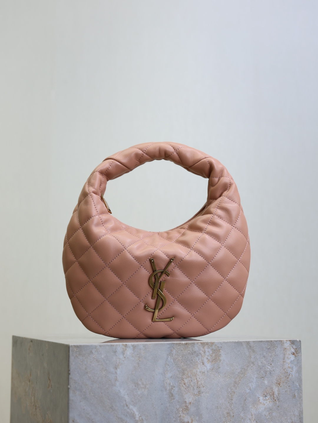 NO:771358,Pink·ICARE baby nappa sheepskin handbag. The much-anticipated croissant-shaped bag makes its debut. The iconic metal logo is embellished on it. It perfectly combines retro and modern feel. It can be called one of the most anticipated It Bags this season. Whether it is a daily outing or a night party, this bag can be easily carried!  Model 851689 size 17×13×3cm, saint laurent, saint laurent, sheepskin19860909粉色· ICARE baby纳帕羊皮手袋 备受瞩目的可颂形状包包闪亮登场,标志性的金属logo点缀其中,完美结合复古与现代感,堪称本季最令人期待的It Bag之一.无论是日常出街还是夜晚派对,这款包都能轻松驾驭！ 型号851689 尺寸17×13×3cm,圣罗兰,saint laurent,sheepskin,Bag