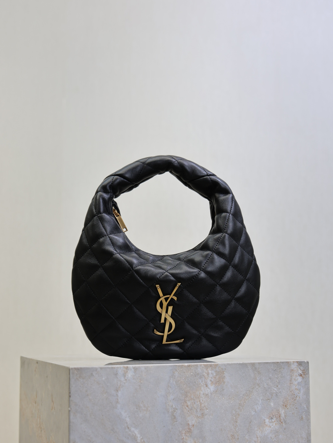 NO:771374,Black · ICARE baby nappa sheepskin handbag. The much-anticipated croissant-shaped bag makes its debut. The iconic metal logo is embellished on it. It perfectly combines retro and modern feel. It can be called one of the most anticipated It Bags this season. Whether it is a daily outing or a night party, this bag can be easily carried!  Model 851689 size 17×13×3cm, saint laurent, saint laurent, sheepskin19860909黑色· ICARE baby纳帕羊皮手袋 备受瞩目的可颂形状包包闪亮登场,标志性的金属logo点缀其中,完美结合复古与现代感,堪称本季最令人期待的It Bag之一.无论是日常出街还是夜晚派对,这款包都能轻松驾驭！ 型号851689 尺寸17×13×3cm,圣罗兰,saint laurent,sheepskin,Bag