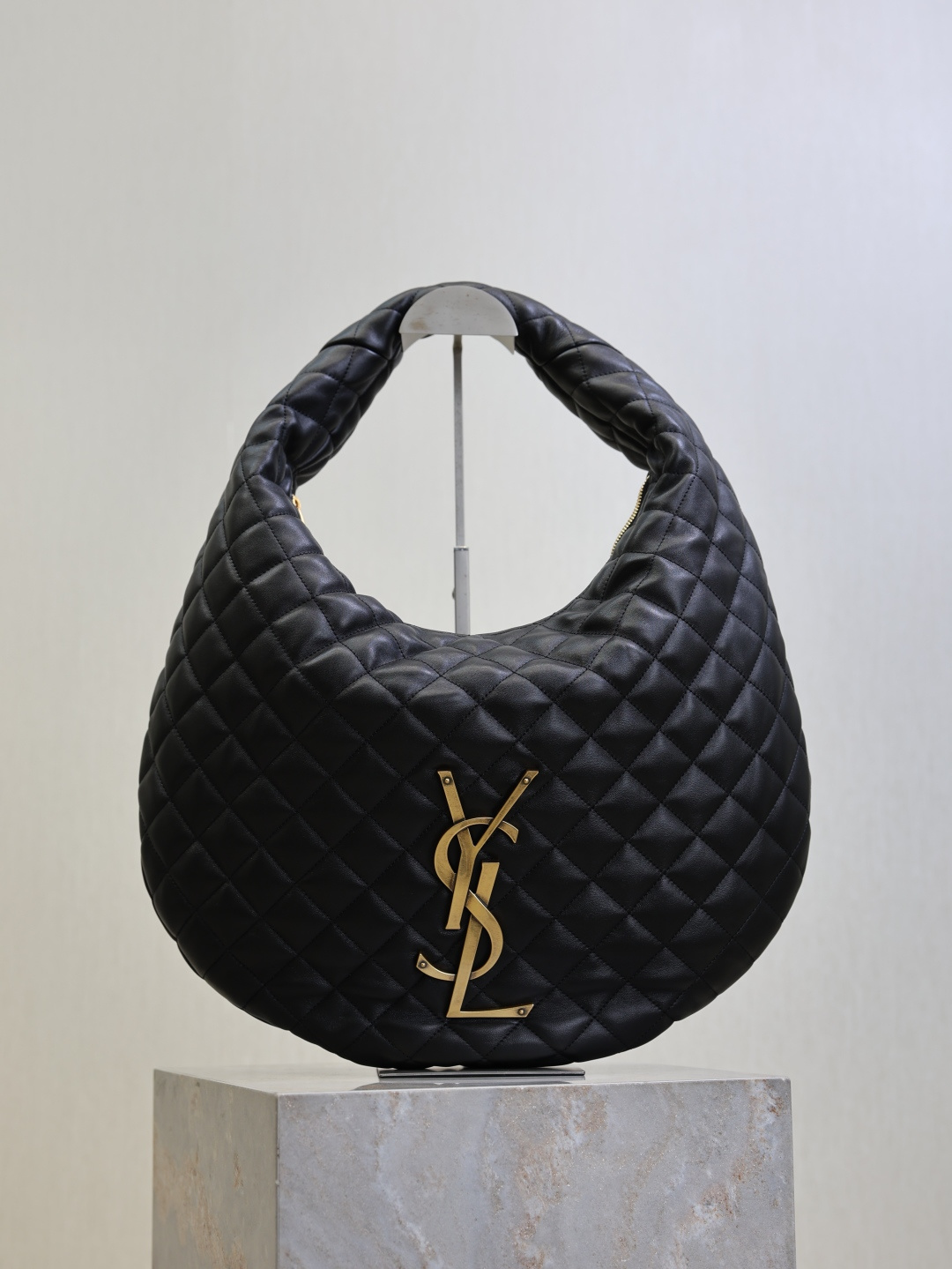 NO:771384,ICARE hobo nappa sheepskin handbag. The much-anticipated croissant-shaped bag makes its debut. The iconic metal logo is embellished on it. It perfectly combines retro and modern feel. It can be called one of the most anticipated It Bags this season. The classic ICARE shape and the very recognizable curved logo are full of fashion!  Model 698652 size 44×30×7cm, saint laurent, saint laurent, sheepskin19860909ICARE hobo纳帕羊皮手袋 备受瞩目的可颂形状包包闪亮登场,标志性的金属logo点缀其中,完美结合复古与现代感,堪称本季最令人期待的It Bag之一.经典的ICARE造型与十分有辨识度的曲面logo,时尚感十足！ 型号698652 尺寸44×30×7cm,圣罗兰,saint laurent,sheepskin,Bag