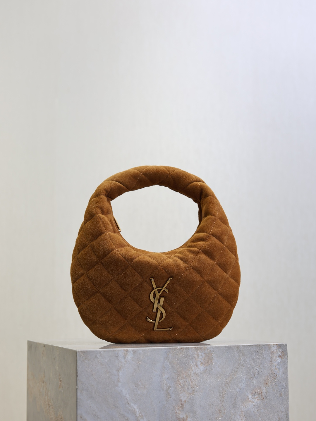 NO:771416,ICARE baby suede handbag The much-anticipated croissant-shaped bag makes its debut. The iconic metal logo is embellished on it. It perfectly combines retro and modern feel. It can be called one of the most anticipated It Bags of this season. Whether it is a daily outing or a night party, this bag can be easily carried!  Model 851689 size 17×13×3cm, saint laurent, saint laurent, chamois leather19860909ICARE baby 麂皮手袋 备受瞩目的可颂形状包包闪亮登场,标志性的金属logo点缀其中,完美结合复古与现代感,堪称本季最令人期待的It Bag之一.无论是日常出街还是夜晚派对,这款包都能轻松驾驭！ 型号851689 尺寸17×13×3cm,圣罗兰,saint laurent,chamois leather,Bag