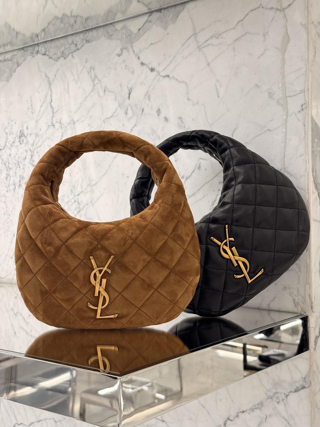 NO:771391,Icarino really loves this pair of handbags. The suede material is high-grade and relaxed. The classic combination of black and gold, saint laurent, saint laurent, chamois leather19860909Icarino 这一对手提包真的是爱了爱了 麂皮材质高级松弛 黑金经典搭配,圣罗兰,saint laurent,chamois leather,Bag